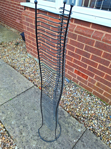 Freestanding black metal wire - freestanding,